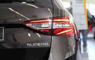 Nova Škoda Superb još veća i elegantnija: Prve fotografije modela koji stiže 2024. godine! (FOTO) 
